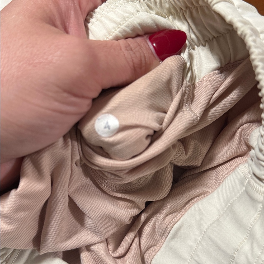 Lululemon hotty totty beige polka dot woman athletic lined shorts size 4 - Picture 8 of 9